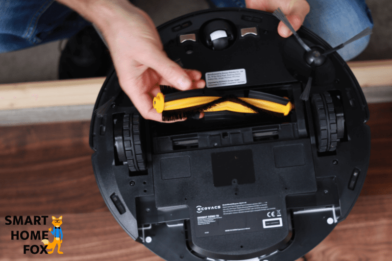 главная щетка Ecovacs Deebot OZMO T8+ снимается.